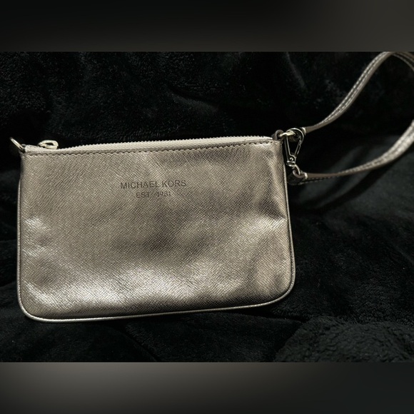 MICHAEL KORS GOLDTONED AUTHENTIC WRISTLET/PURSE Hand bag. - Picture 3 of 14